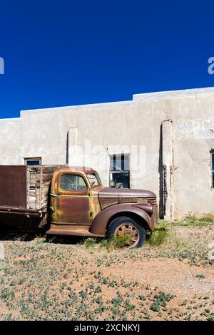 Camionnette Chevrolet vintage des années 1940 rouillée sur les ruines du garage d'Allen construit dans les années 1950 le long de l'historique route 66, Blue Water, Nouveau-Mexique, États-Unis Banque D'Images