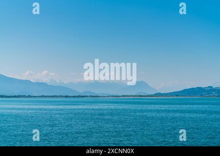 Allemagne, vue enchanteresse sur les sommets de montagne couverts de neige blanche des alpes de lindau en été avec panorama de ciel bleu derrière l'eau du lac bodensee Banque D'Images