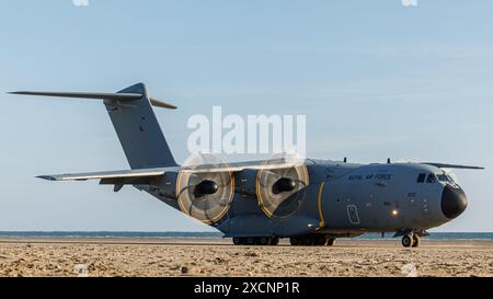 RAF A400 sur la plage après avoir effectué un atterrissage en surface naturelle Banque D'Images