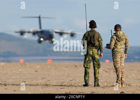 RAF A400 sur la plage après avoir effectué un atterrissage en surface naturelle Banque D'Images