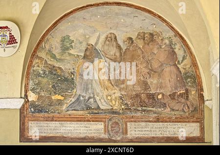 Rome. Italie. Église Sant’Onofrio al Gianicolo du XVe siècle, Piazza di Sant’Onofrio. Fresque dans le portique représentant des saints vénérant le crucifix Banque D'Images