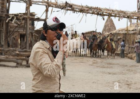 Joheunnom, Nabbeunnom, Isanghannom The Good, The Bad, the Weird Year : 2008 - Corée du Sud réalisateur : Kim Jee-Woon Kim Jee-Woon tournage d'une photo limitée à un usage éditorial. Voir légende pour plus d'informations sur les restrictions. Il est interdit de reproduire la photographie hors contexte de la promotion du film. Il doit être crédité à la Société cinématographique et/ou au photographe désigné ou autorisé par/autorisé sur le plateau par la Société cinématographique. Réservé à un usage éditorial. Photo12 n'accorde pas de droits de publicité aux personnes représentées. Crédit : Photo12/7e Art/CJ Entertainment Banque D'Images