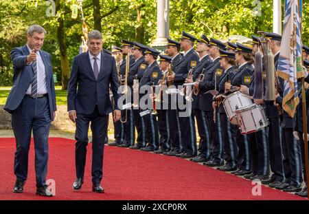 Munich, Allemagne. 18 juin 2024. Markus Söder, (à gauche, CSU) premier ministre de Bavière, accueille le premier ministre roumain Marcel Ciolacu devant la Chancellerie d'État bavaroise. Les cabinets bavarois et roumain se réunissent dans la capitale bavaroise. Crédit : Peter Kneffel/dpa/Alamy Live News Banque D'Images