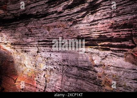 Mur du tunnel de lave (Raufarholshellir), vue rapprochée des roches volcaniques en fer rouge et brun, Islande. Banque D'Images