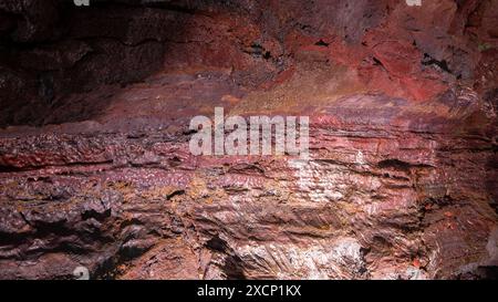 Mur du tunnel de lave (Raufarholshellir), vue rapprochée des roches volcaniques en fer rouge et brun, Islande. Banque D'Images