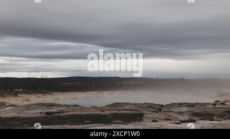 Piscine de geyser de Strokkur avant l'éruption, vapeur des sources chaudes volcaniques dans la zone géothermique de Geysir dans la vallée de Haukadular, Islande, pas de gens. Banque D'Images