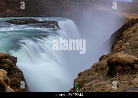Cascade Gullfoss en Islande, vue sur la cascade avec jet d'eau et canyon couvert de mousse, longue exposition. Banque D'Images