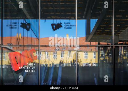 Entrée avec logo et lettrage du Dansk Arkitektur Center à Copenhague, Danemark. Banque D'Images