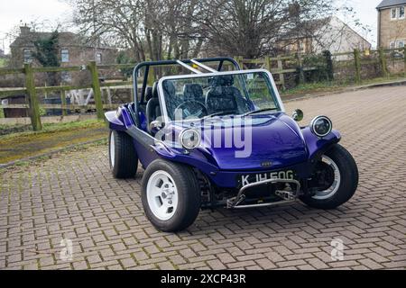 Poussette de plage Volkswagen Beetle pourpre Banque D'Images