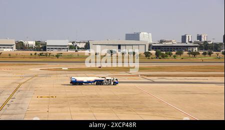 Camion de carburant de service au sol sur l'exploitation à l'aéroport. Banque D'Images