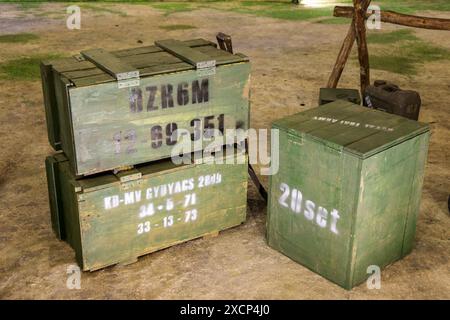 Caisses militaires en bois pour armes et munitions, piles de vieilles boîtes de munitions militaires. Banque D'Images