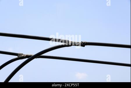 Gros plan point de connexion de la ligne électrique et de l'électricité post avec fond de ciel bleu. Banque D'Images