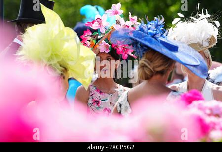 Les courses arrivent pour le premier jour de Royal Ascot à Ascot Racecourse, Berkshire. Date de la photo : mardi 18 juin 2024. Banque D'Images