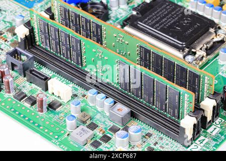 Réparation du poste de travail ou du serveur informatique, installe l'équipement - ECC Memory ( RAM ) insérant verrouillé, concept de réparation de l'ordinateur vue rapprochée, matériel. Banque D'Images