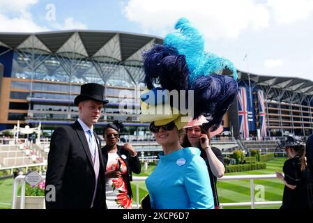 Les courses arrivent pour le premier jour de Royal Ascot à Ascot Racecourse, Berkshire. Date de la photo : mardi 18 juin 2024. Banque D'Images