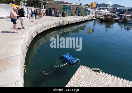Cannes, France. 16 mai 2024. Dispositif de filtration dans le port de Cannes 2024'' le 16 mai 2024 à Cannes, France. Crédit : Gerard Crossay/Alamy Banque D'Images