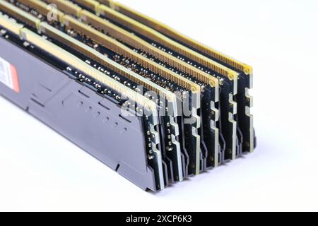 Pile de mémoire DDR4, module RAM DDR haute performance pour serveur informatique et station de travail isolé sur fond blanc. Banque D'Images