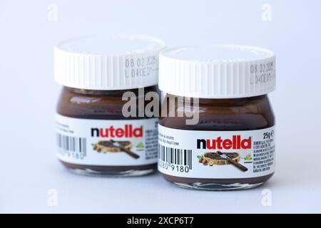 KIEV, UKRAINE - 20 AVRIL 2024 Mini Nutella 25g pot sur fond blanc gros plan Banque D'Images