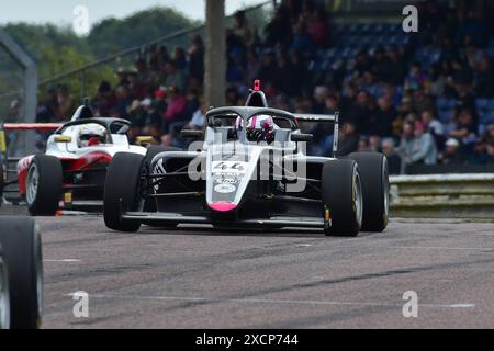 Ella Lloyd, JHR Developments, ROKiT F4 British Championship, certifiée par la FIA, trois courses de vingt minutes sur le week-end rapide Thruxton ci Banque D'Images
