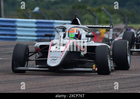 Mika Abrahams, Hitech Pulse-Eight, ROKiT F4 British Championship, certifié par la FIA, trois courses de vingt minutes durant le week-end sur le rapide Thruxt Banque D'Images