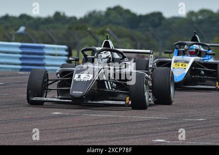 Alex Ninovic, Rodin Motorsport, ROKiT F4 British Championship, certifié par la FIA, trois courses de vingt minutes sur le week-end sur le rapide Thruxton Banque D'Images