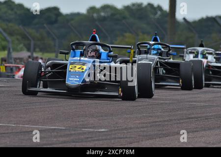 Martin Molnar, Virtuosi Racing, ROKiT F4 British Championship, certifié par la FIA, trois courses de vingt minutes sur le week-end sur le rapide Thruxton Banque D'Images