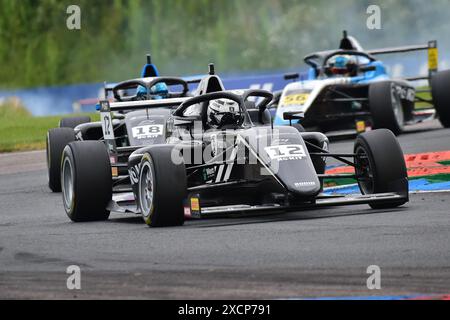 Alex Ninovic, Rodin Motorsport, ROKiT F4 British Championship, certifié par la FIA, trois courses de vingt minutes sur le week-end sur le rapide Thruxton Banque D'Images