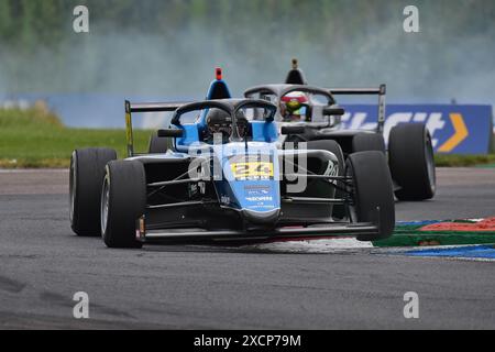 Trottoir sautant sur trois roues à la chicane, Martin Molnar, Virtuosi Racing, ROKiT F4 British Championship, certifié par la FIA, trois vingt minutes Banque D'Images