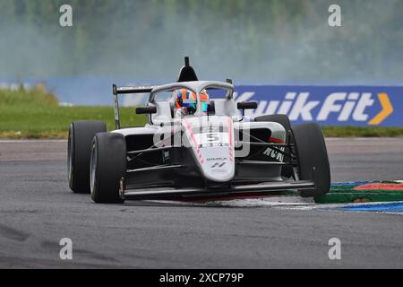 Levant une roue à la chicane, Mika Abrahams, Hitech Pulse-Eight, ROKiT F4 British Championship, certifié par la FIA, trois courses de vingt minutes plus tard Banque D'Images