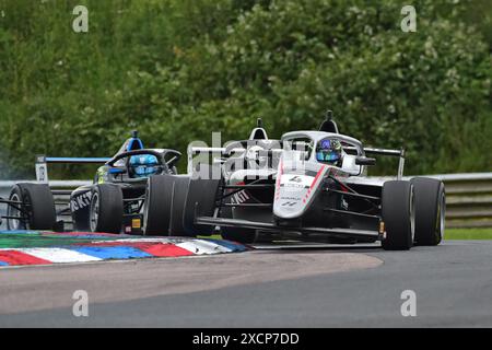 Sur deux roues, Reza Seewooruthun, Hitech Pulse-Eight, ROKiT F4 British Championship, certifié par la FIA, trois courses de vingt minutes sur le week-end Banque D'Images