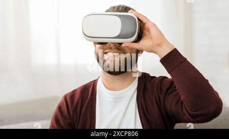 Homme avec une barbe portant un casque de réalité virtuelle Banque D'Images