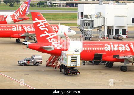 Le service de pré-vol et les procédures de manutention à l'aéroport, les bagages et les traiteurs sont en cours de chargement. Banque D'Images