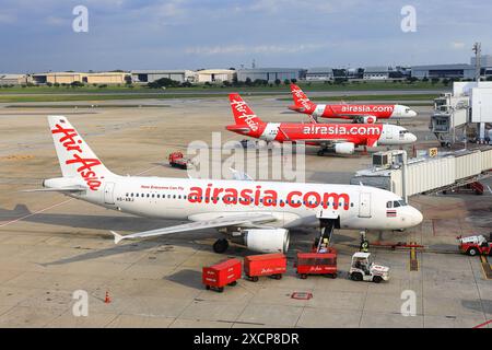 Don-Mueang International, remorqueur de bagages de l'aéroport (transport de bagages sur chariot) en service pendant les services d'assistance en escale. Banque D'Images