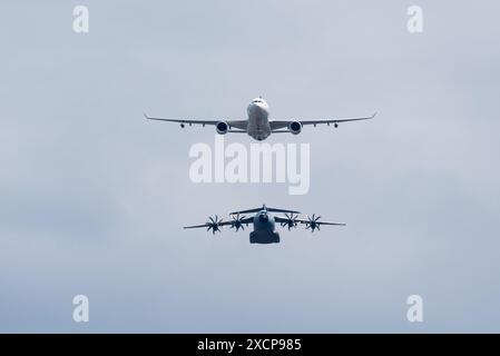 Airbus A330 Voyager & A400M de la Royal Air Force Atlas du Flypast d'anniversaire du roi après avoir troopé la couleur 2024 dans le Mall, Londres, Royaume-Uni Banque D'Images