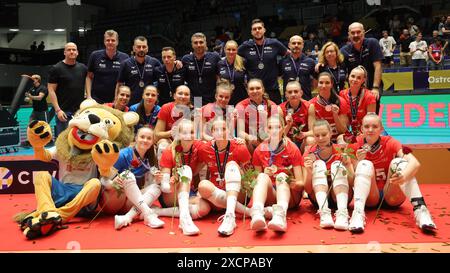 Ostrava, République tchèque. 16 juin 2024. L'équipe tchèque deuxième place pose avec Lion la mascotte après le match de finale de la Ligue européenne de volleyball féminin Suède contre République tchèque à Ostrava, République tchèque, le 16 juin 2024. Crédit : Petr Sznapka/CTK photo/Alamy Live News Banque D'Images