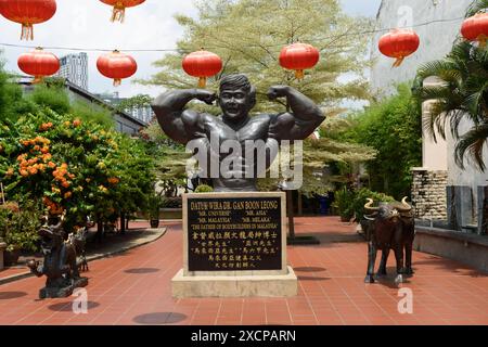 Jalan Hang Jebat (Jonker Street), Malacca City, Malaisie - 28 février 2018 : statue du Dr Gan Boon Leong, le père de la musculation malaisienne. Banque D'Images