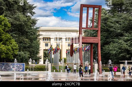 Auf der place des Nations in Genf vor dem Palais des Nations - dem Hauptsitz der Vereinten Nationen- steht der Broken chair, des Genfer Künstlers Dani Banque D'Images