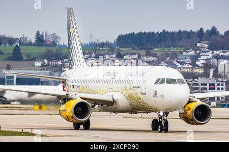 Un Airbus A320-232 exploité par Vueling Airlines se rend sur la piste de l'aéroport de Zurich. L'avion porte la livrée spéciale intitulée Vueling Loves B. Banque D'Images