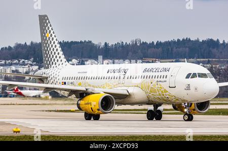 Un Airbus A320-232 exploité par Vueling Airlines se rend sur la piste de l'aéroport de Zurich. L'avion porte la livrée spéciale intitulée Vueling Loves B. Banque D'Images