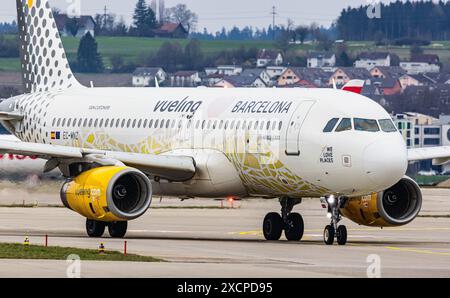 Un Airbus A320-232 exploité par Vueling Airlines se rend sur la piste de l'aéroport de Zurich. L'avion porte la livrée spéciale intitulée Vueling Loves B. Banque D'Images