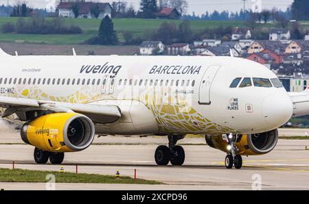 Un Airbus A320-232 exploité par Vueling Airlines se rend sur la piste de l'aéroport de Zurich. L'avion porte la livrée spéciale intitulée Vueling Loves B. Banque D'Images