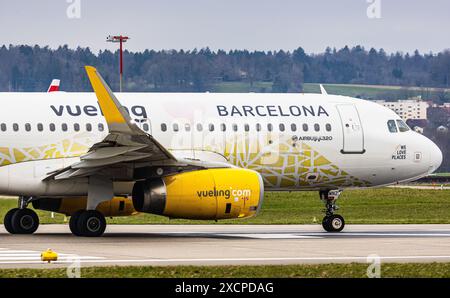 Un Airbus A320-232 exploité par Vueling Airlines se rend sur la piste de l'aéroport de Zurich. L'avion porte la livrée spéciale intitulée Vueling Loves B. Banque D'Images