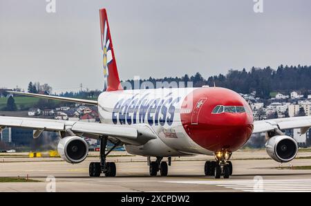 Un Airbus A340-313X exploité par Edelweiss Air taxies se met sur la piste de l'aéroport de Zurich, où il attend l'autorisation de décollage. Enregistrement HB-JM Banque D'Images