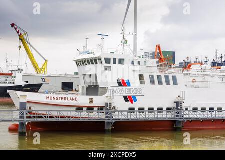 Faehre Muensterland, eine auf Gasbetrieb umgeruestete Personenfaehre, die auch Autos transportiert im Hafen von Eemshaven, 22.05.2024. Eemshaven Niederlande *** Ferry Muensterland, un ferry de passagers converti à l'exploitation de gaz, qui transporte également des voitures dans le port d'Eemshaven, 22 05 2024 Eemshaven pays-Bas Copyright : xUtexGrabowskyxphotothek.dex Banque D'Images