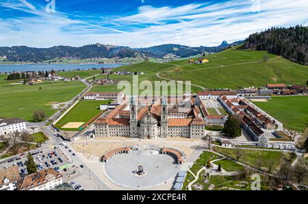 Einsiedeln, Suisse, 17 mars 2024 : vue panoramique du monastère d'Einsiedeln. Derrière, il y a le Sihlsee. (Photo Andreas Haas/dieBildmanufaktur) Banque D'Images