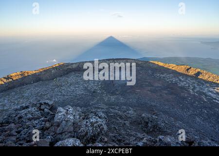 La plus haute montagne du Portugal, l'île de Pico dans l'archipel des Açores. Cratère du volcan avec tentes de camping. projection de l'ombre de la montagne sur th Banque D'Images