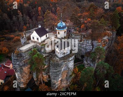 Sloup v Cechach, République tchèque - vue aérienne du château de Rock Sloup en Bohême du Nord à l'automne avec feuillage vert et orange Banque D'Images