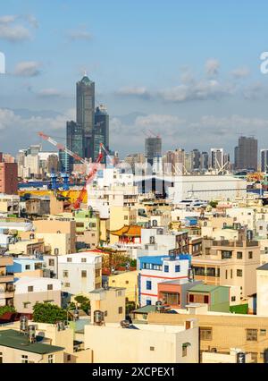 Kaohsiung, Taiwan - 29 avril 2019 : vue aérienne impressionnante de Kaohsiung. 85 Sky Tower (Tuntex Sky Tower) est visible sur fond de ciel bleu. Banque D'Images