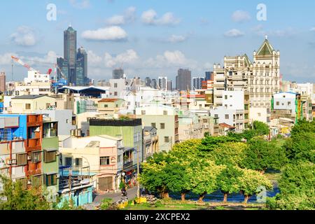 Kaohsiung, Taiwan - 29 avril 2019 : vue aérienne impressionnante de Kaohsiung. 85 Sky Tower (Tuntex Sky Tower) est visible sur fond de ciel bleu. Banque D'Images