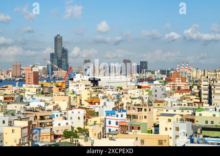 Kaohsiung, Taiwan - 29 avril 2019 : vue aérienne impressionnante de Kaohsiung. 85 Sky Tower (Tuntex Sky Tower) est visible sur fond de ciel bleu. Banque D'Images